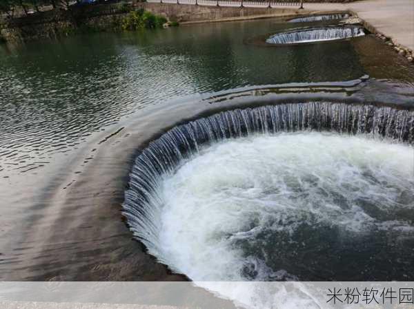 两峰夹小溪地湿又无泥诗小说：两峰夹溪水潺潺，湿润青苔映春光