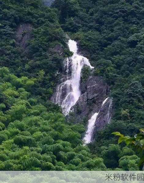 两峰夹小溪地湿又无泥诗：两峰耸立间小溪潺潺，湿润清幽无泥惹诗情