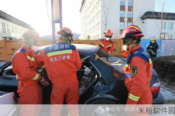 公交车一晃一晃撞进了水消防：“公交车失控冲入水域 消防紧急出动救援”