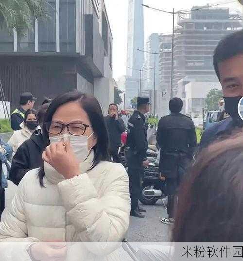 天降女子从2楼掉下了未修剪：“天降女子从二楼坠落，身世之谜引发围观与讨论”